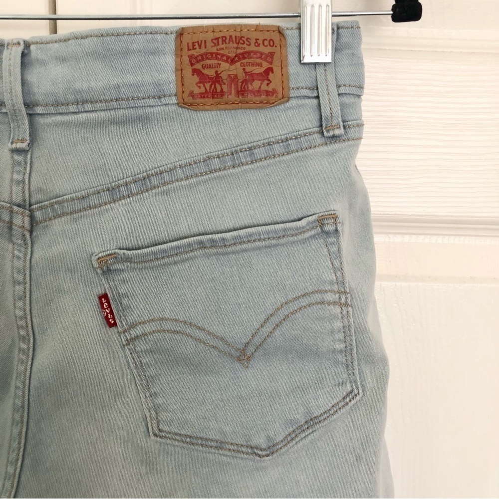 Levi’s Denim Light Wash Mid Length Raw Hem Shorts Size 27